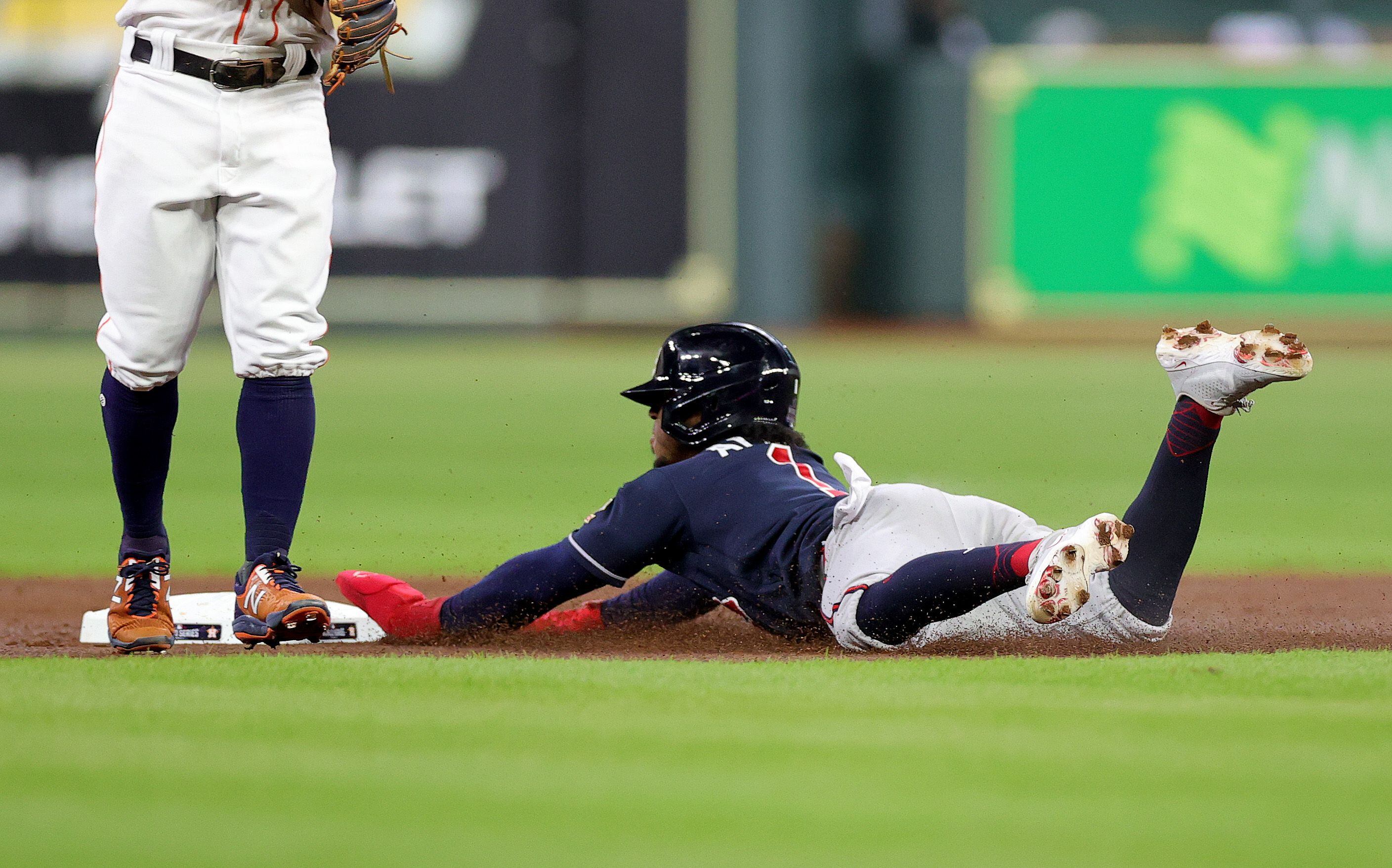 Ozzie Albies gets America free Taco Bell tacos after stealing base