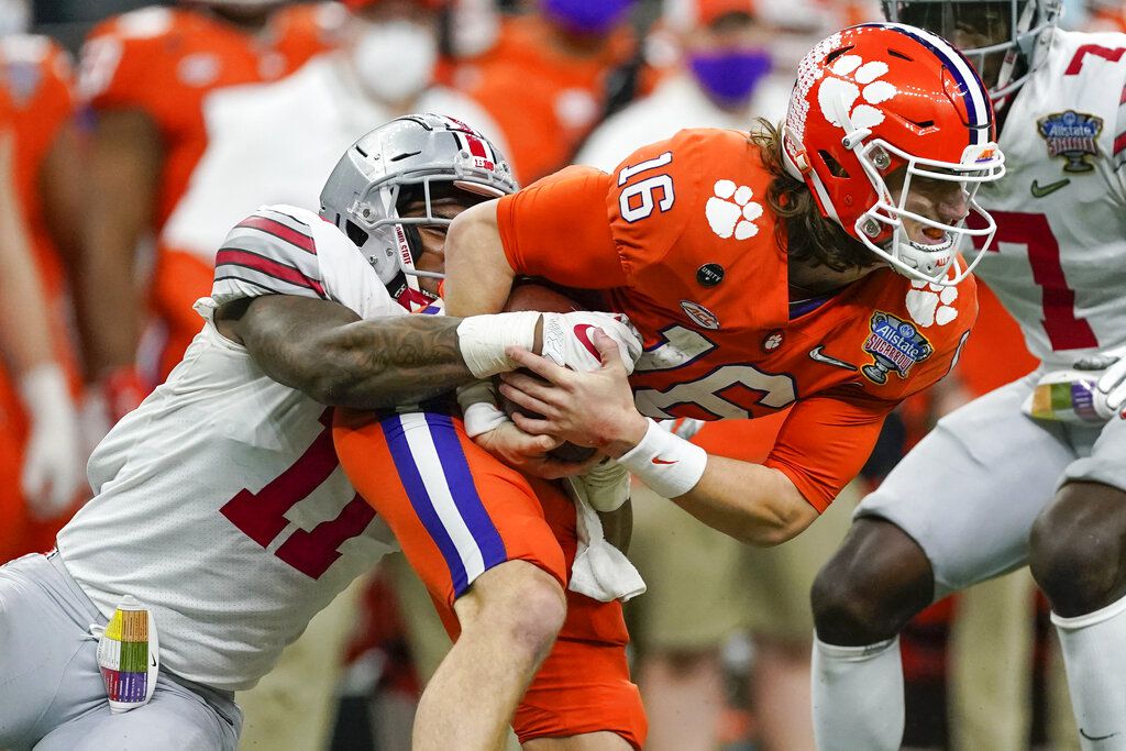 Trevor Lawrence dons UGA gear after losing a bet with teammate